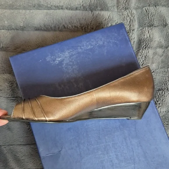 Pierre Michel Bronze Metallic Leather Peep Toe Wedges! Size 37! - Picture 10 of 15